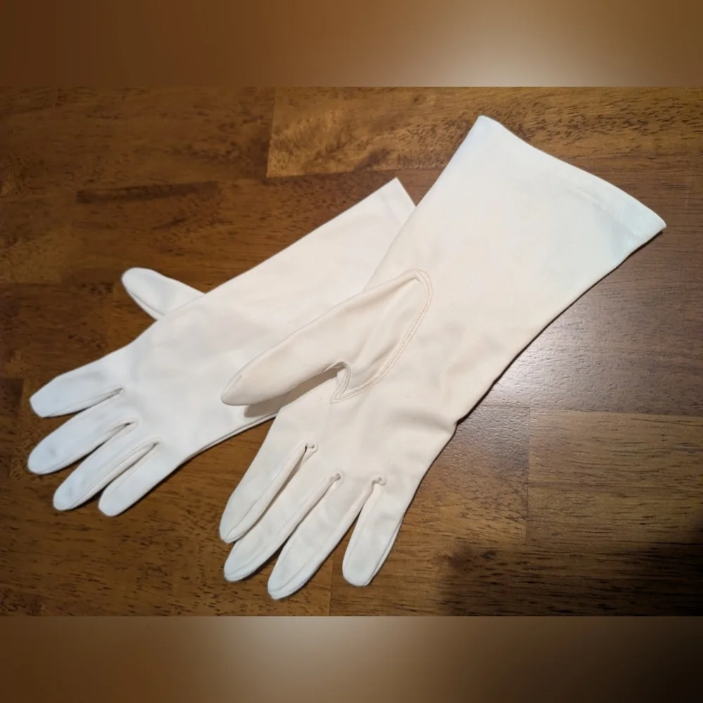 Vintage White Mid-length Formal Gloves.
